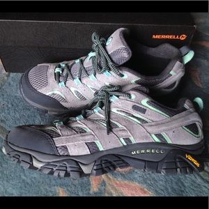 NEW Merrell Moab 2 women’s hiking boots!!